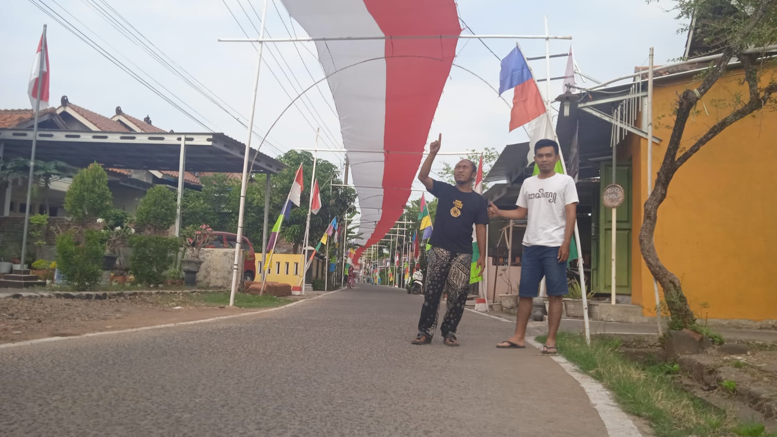 Warga Denasri Kulon Batang Bentangkan Bendera 250 Meter dan Siapkan Lengko Sepanjang Jalan untuk HUT RI ke-81