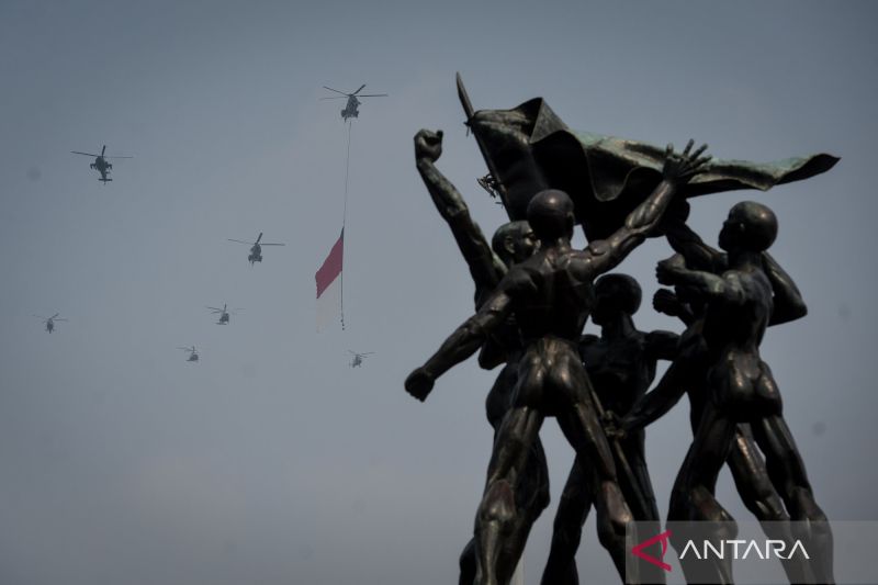 Gladi Bersih HUT ke-81 RI di Monas: Helikopter TNI AU Angkut Bendera Merah Putih Sepanjang 21 Meter