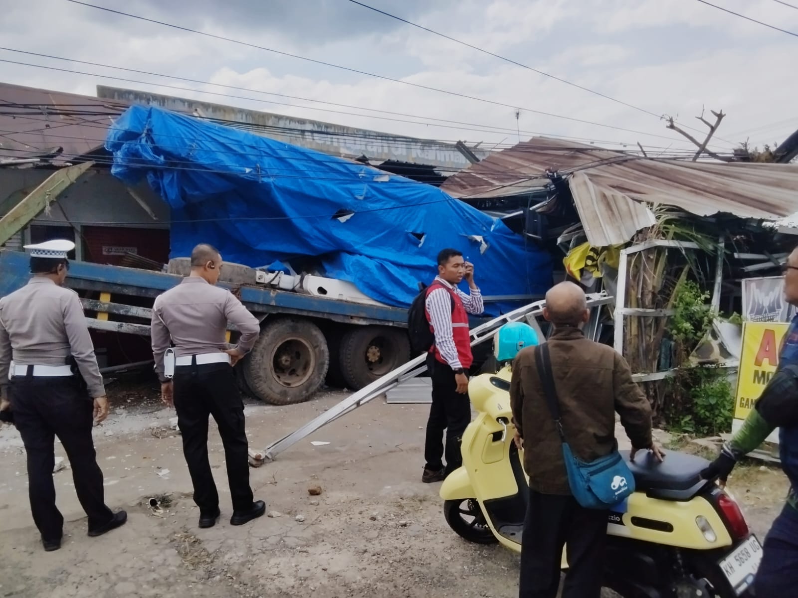 Truk Hantam Rumah Makan dan Bangunan di Banjarbaru, Getaran Kuat Buat Saksi Kira Gempa Bumi