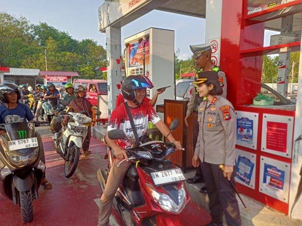 Kapolres Bangka Barat AKBP Helen Simanjuntak Pantau Langsung Antrean BBM di SPBU Mentok, Pastikan Pelayanan Tetap Lancar