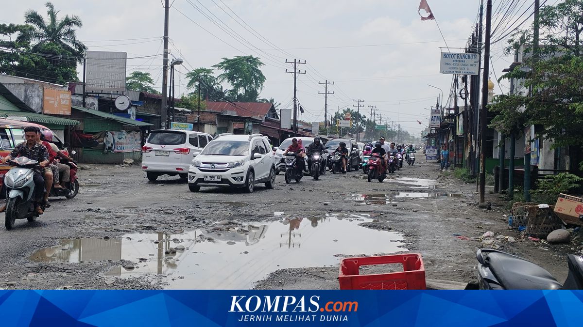 Warga Deli Serdang Gotong Royong Perbaiki Jalan Pakai Sumbangan Pribadi, Banyak Pengendara Jadi Korban Kecelakaan