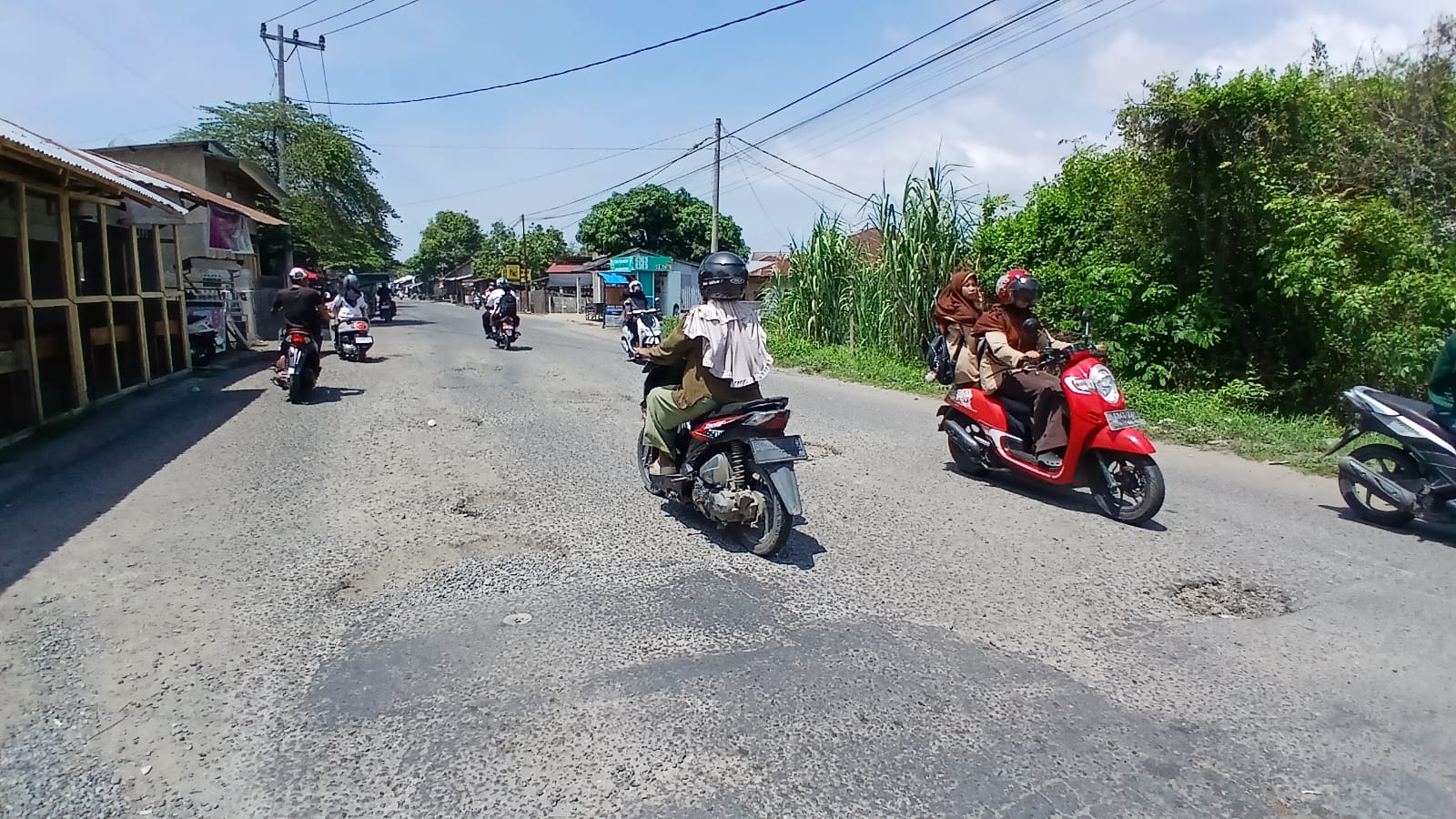 Jalan Elak Simpang Geudong-geudong Bireuen Berlubang Ratusan Meter, Pemkab Tunggu Stok Aspal dari AMP
