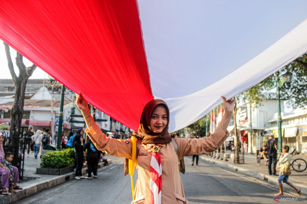 Bendera Merah Putih Sepanjang 1.000 Meter Dibentangkan di Malioboro Yogyakarta, Ratusan Pelajar Ikut Serta