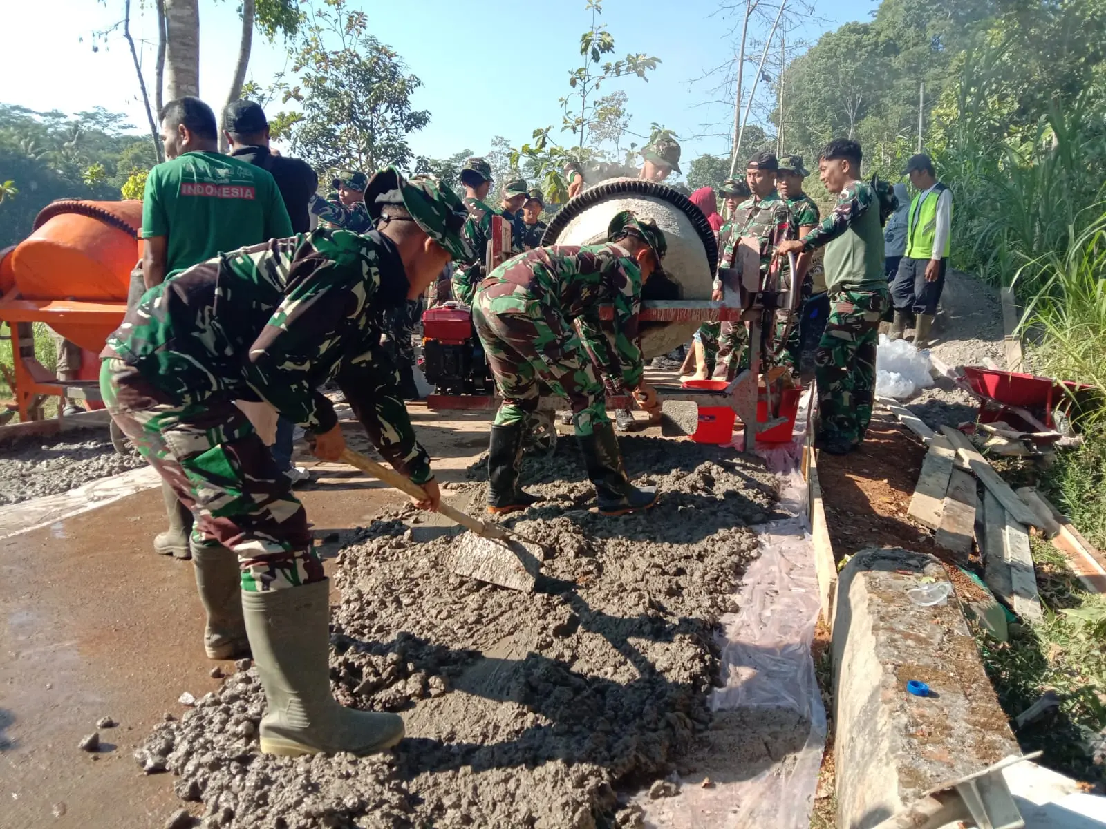 Kodim 0714/Salatiga Bangun Jalan 1.125 Meter dan 17 Rumah Layak Huni di Desa Cukil Lewat Operasi Militer Selain Perang
