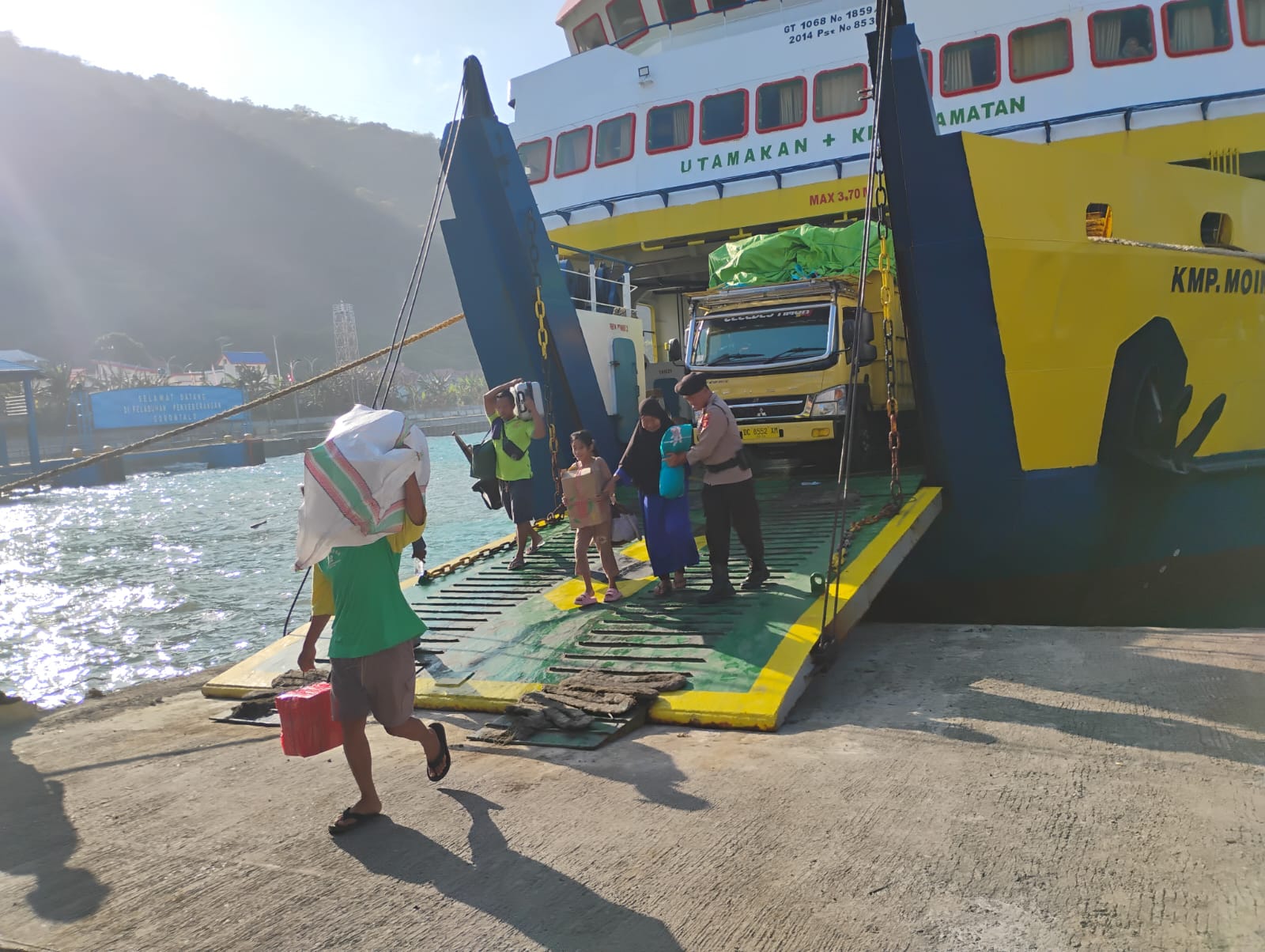 Personel Polsek Kawasan Pelabuhan Gorontalo Amankan Kedatangan KMP Moinit dari Pagimana, Bantu Penumpang Lansia Turun dari Kapal