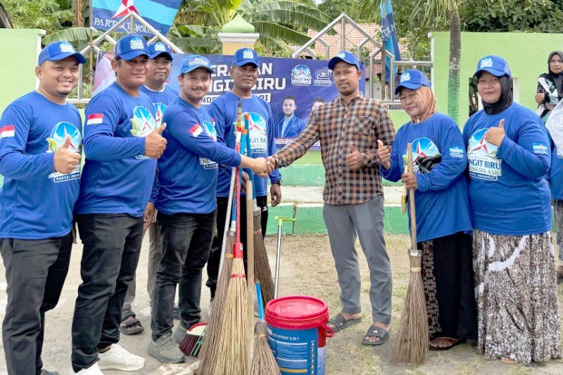 HUT ke-25 Partai Demokrat, DPC Aceh Besar Bersihkan Meunasah dan Bagikan Sembako di Baitussalam