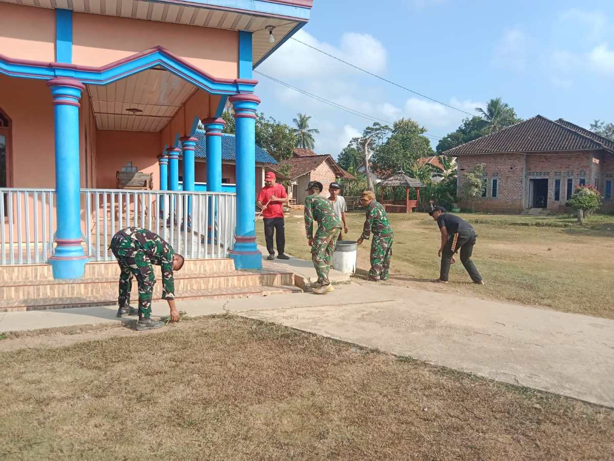 Satgas TMMD ke-129 Kodim 0412/Lampung Utara Bersihkan Masjid Nurul Iman, Warga: Ibadah Makin Khusyuk