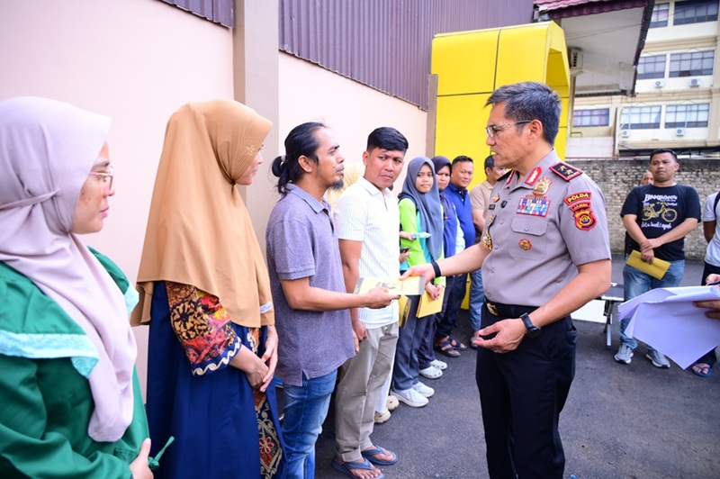 Kapolda Jambi Irjen Krisno Siregar Serahkan Tali Asih ke Korban Kebakaran Aspol, Titip Pesan Kebersamaan untuk Bangkit