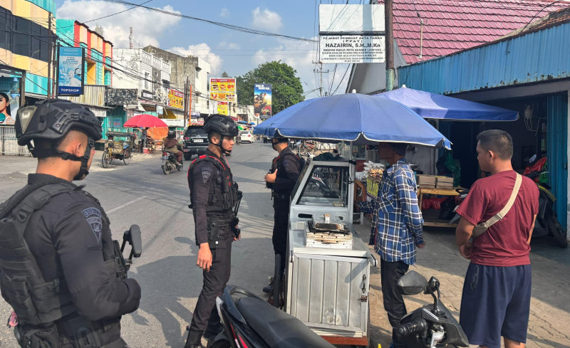 Enam Personel Gegana Brimob Lampung Patroli Dialogis ke Masjid Al-Furqon dan Pasar Tugu, Pastikan Situasi Kondusif