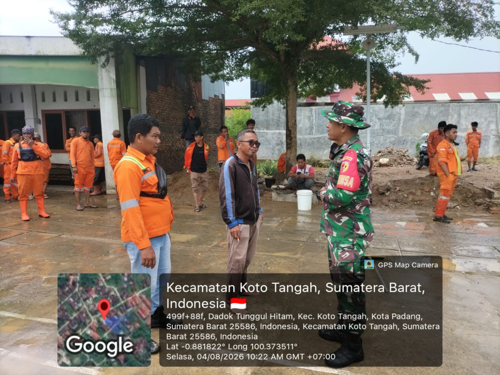 Banjir Padang: Babinsa dan DLH Bersihkan Masjid di Koto Tangah dari Lumpur, Warga Apresiasi Gotong Royong