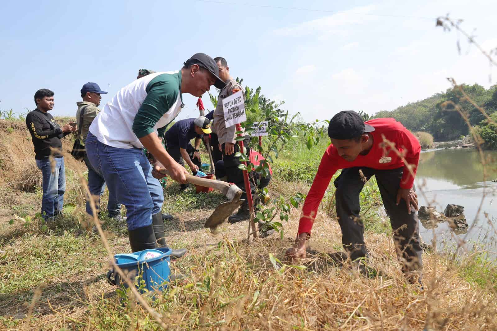 Ketua DPRD Jateng Sumanto Ajak Warga Karanganyar Tanam Ratusan Pohon di Desa Dayu untuk Jaga Sumber Air