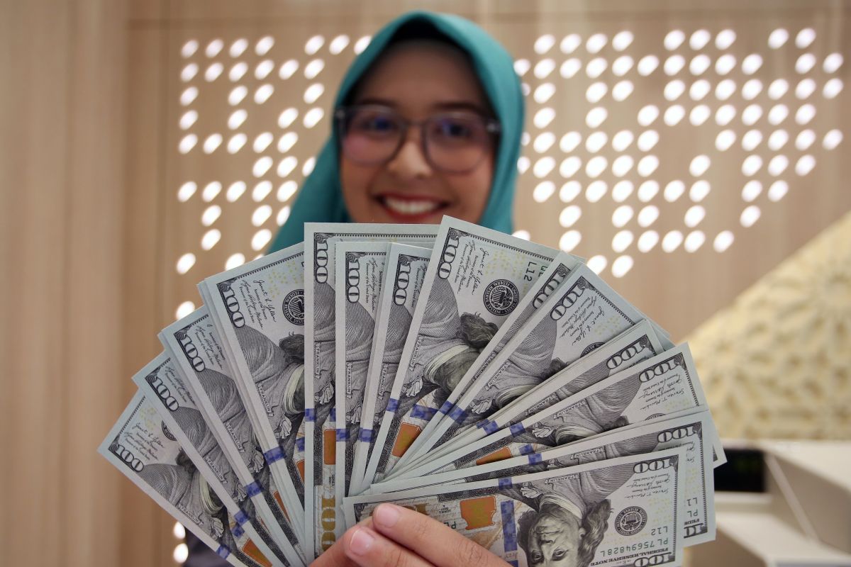 Rupiah Tembus Rp17.944 per Dolar AS, Arus Modal Asing Keluar dari Pasar Saham Indonesia