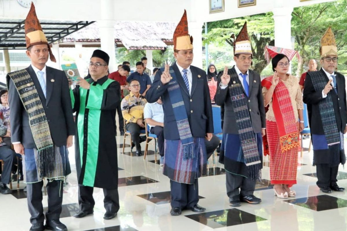 Bupati Simalungun Lantik Akbar Putra Siregar sebagai Kadis Kominfo Definitif, Empat Pejabat Tinggi Pratama Lain Juga Dilantik