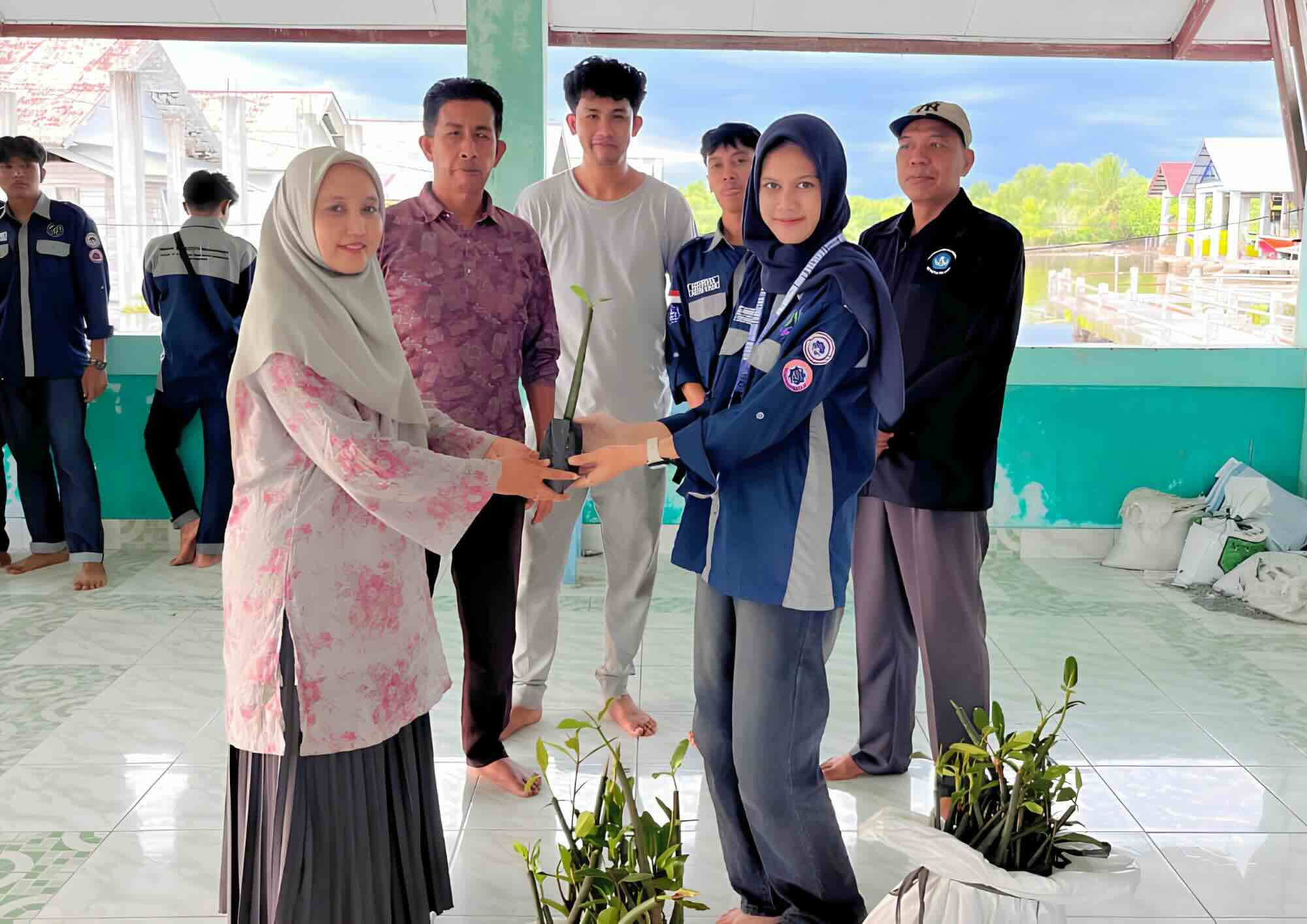 Mahasiswa UTU Tanam Ratusan Bibit Mangrove di Pantai Kuala Bubon Aceh Barat, Warga Diajak Jaga Pesisir dari Abrasi