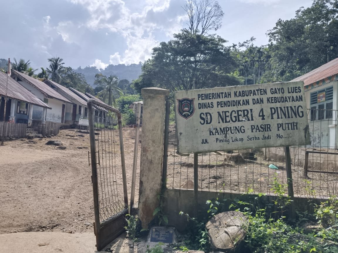 SD Negeri 4 Pining di Gayo Lues Memprihatinkan: Plafon Jebol, Masjid Dipenuhi Semak, Dinas Panggil Kepala Sekolah