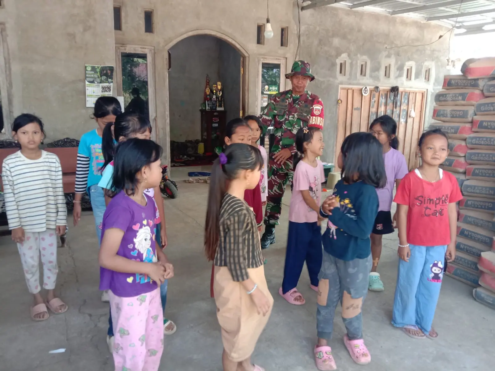 Babinsa Serma Rohimin Ajari Anak-anak Dusun Gombyong Baris-berbaris di Sela TMMD Tengaran