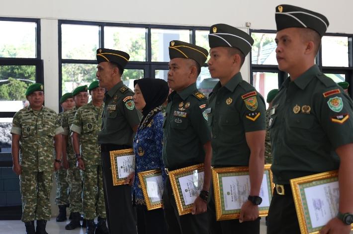 Kodim 0615/Kuningan Lepas Mayor Inf Rochmani Nurbiantoro dan Empat Personel Lain, Dandim Apresiasi Dedikasi Puluhan Tahun