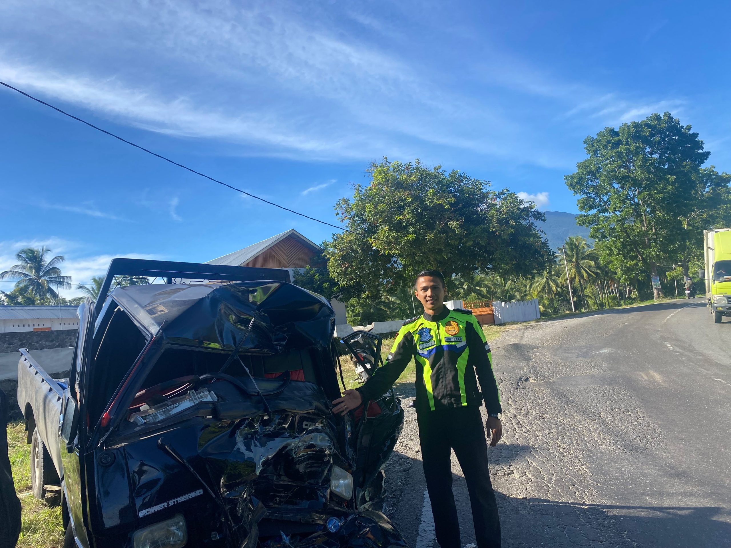Kecelakaan Maut di Solok: Pikap Ringsek Usai Bertabrakan dengan Truk Tangki di Jalan Raya Padang, Dua Orang Luka Berat