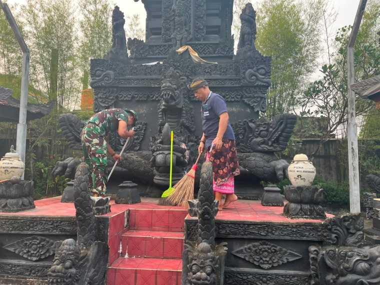 Prajurit Korpasgat Bersihkan Pura Giripati Mulawarman di Kubu Raya, Wujud Toleransi dan Gotong Royong TNI