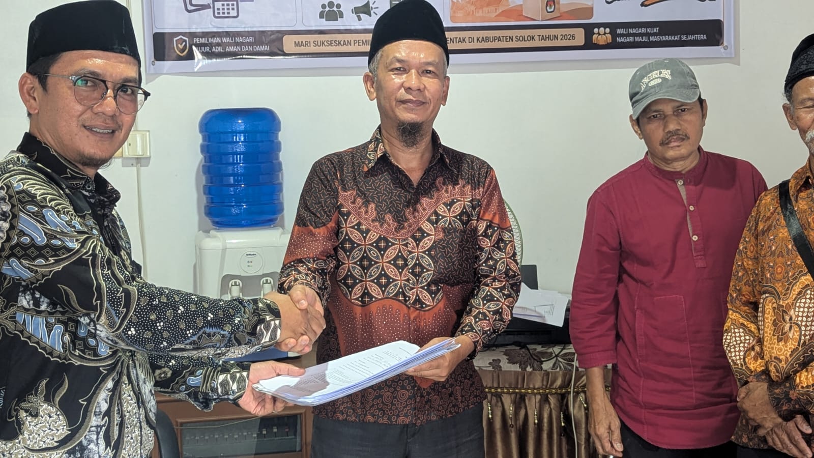 Hendra Sefriza Daftar Calon Wali Nagari Muaro Paneh, Diantar Puluhan Niniek Mamak dan Simpatisan