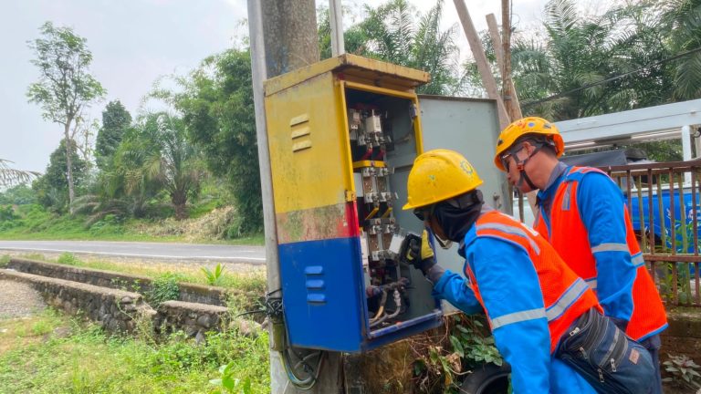 PLN Standarisasi Pengaman Gardu di Empat Lawang, Ganti NH Fuse dan Bersihkan Area Distribusi Demi Keandalan Listrik