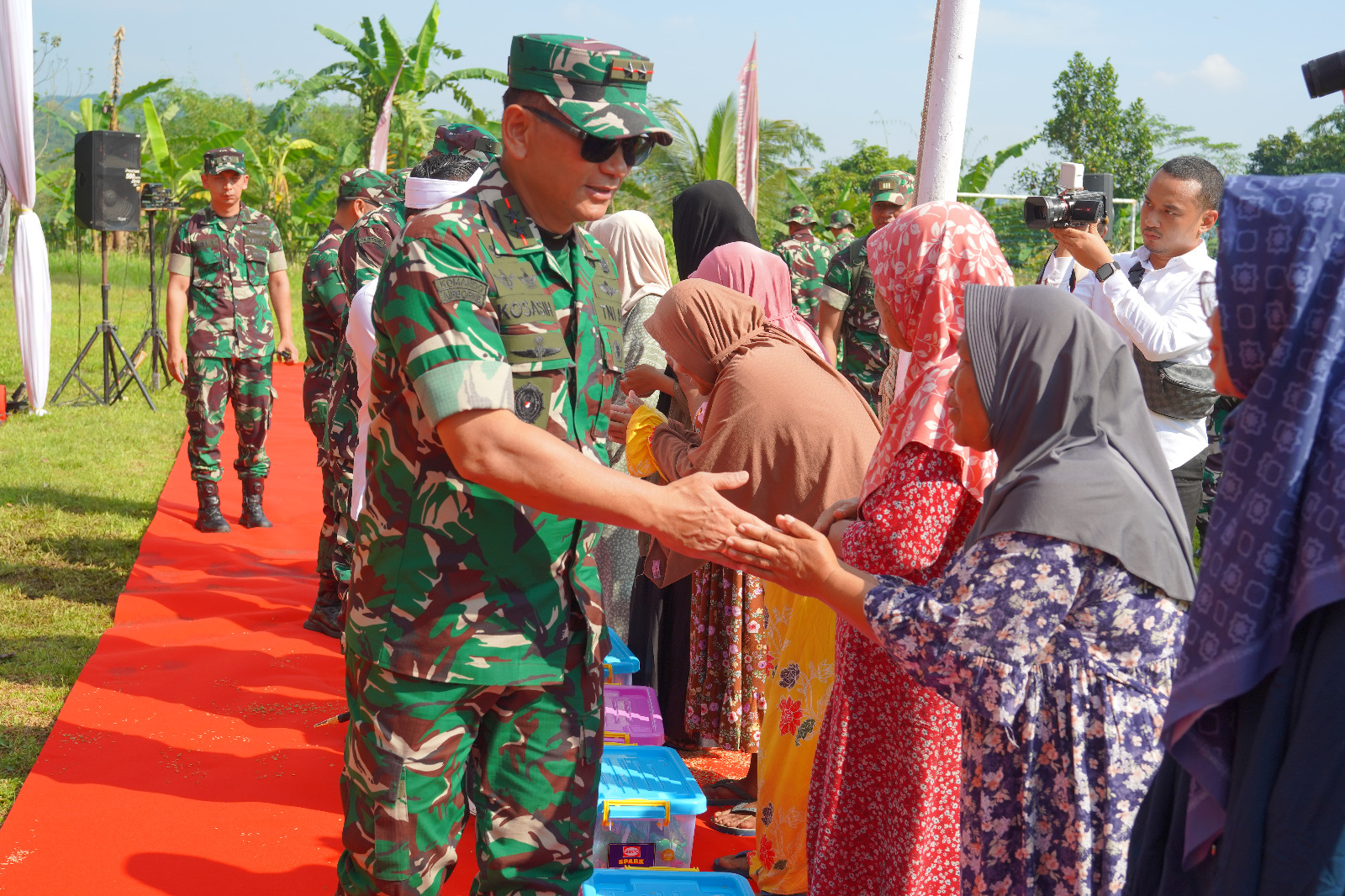 TMMD ke-128 di Purwakarta Resmi Ditutup, Pangdam III/Siliwiwangi Bagikan Bansos hingga Gelar Nikah Massal untuk Warga