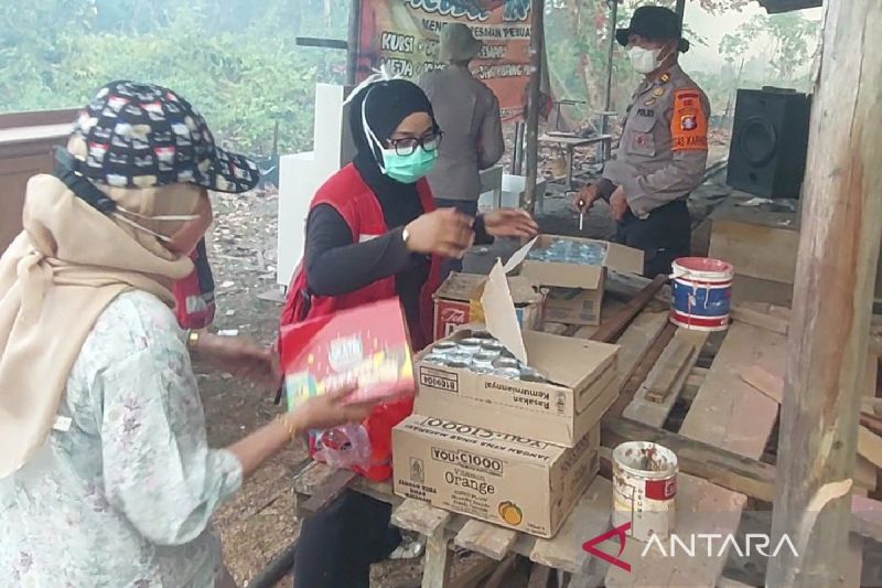 PWI Kotim Bagikan Suplemen dan Masker ke Petugas Karhutla, Relawan MPA Soroti Kekurangan Selang Pemadam