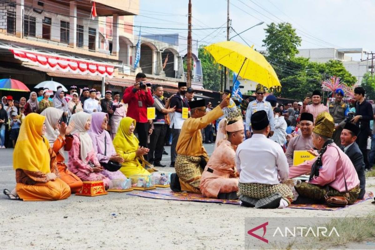 Kemenag Natuna Bawa Simulasi Akad Nikah ke Pawai Budaya HUT RI, Tegaskan Bahaya Nikah Siri di Wilayah Perbatasan