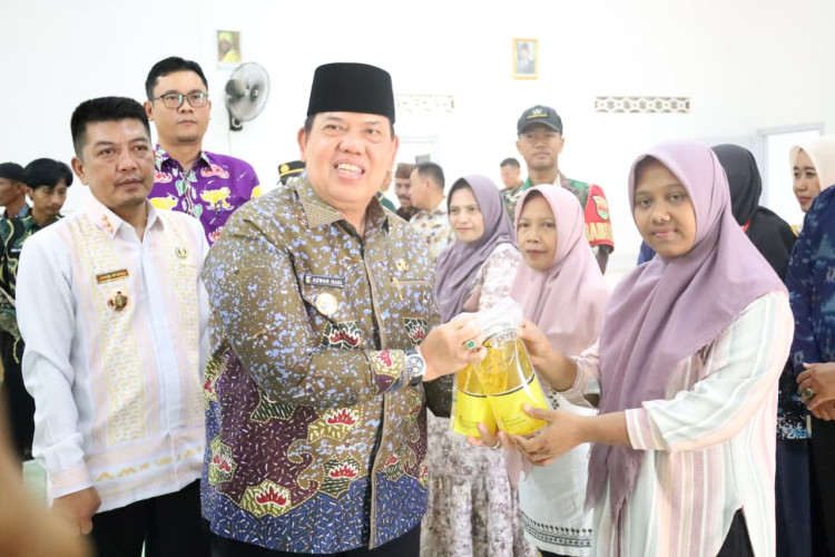 Wabup Lampung Timur Azwar Hadi Turun Langsung Awasi Penyaluran Bantuan Pangan ke 523 KPM di Sukaraja Nuban