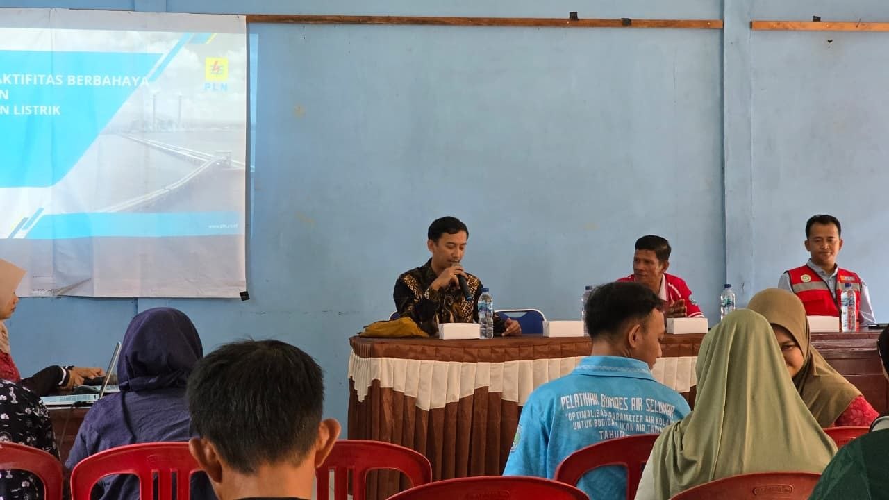 PLN UP3 Belitung Jemput Bola ke Desa Selumar, Sosialisasikan Program ‘Find On’ dan Keselamatan Listrik ke Perangkat Desa