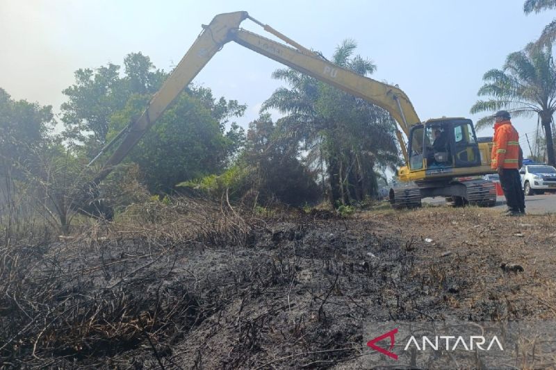 Pemkab Kotim Kerahkan Ekskavator Buat Sekat Bakar di Jalan Tjilik Riwut, Target 1 Kilometer Hari Ini