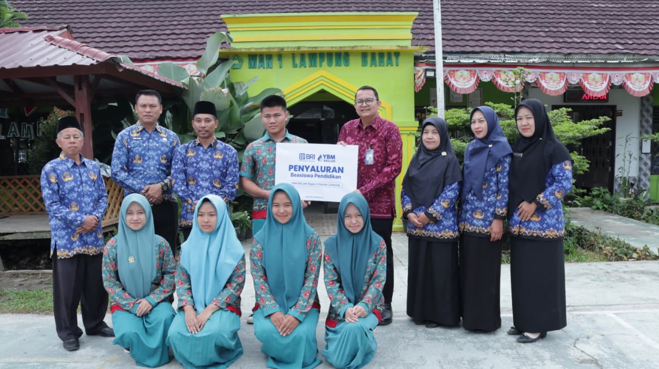 BRI BO Liwa Salurkan Beasiswa YBM BRILiaN untuk 17 Siswa di Lampung Barat dan Pesisir Barat