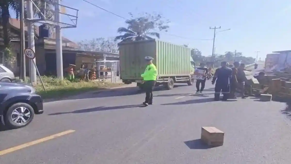 Pasutri Tewas di Jalan Raya Palembang-Prabumulih, Motor Ringsek Usai Tabrakan dengan Truk
