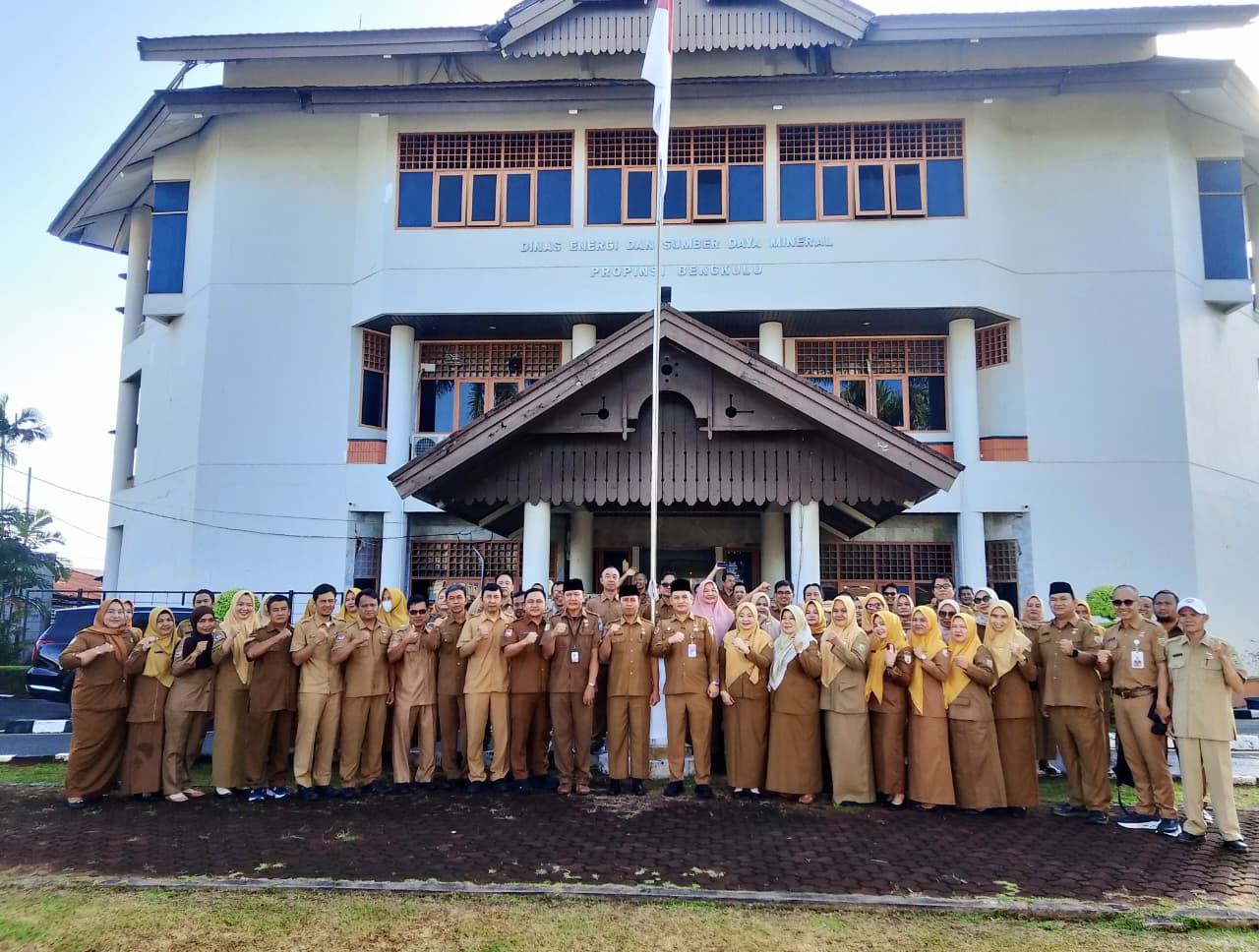Sekdaprov Bengkulu Herwan Antoni Tinjau Kebun Bantu Rakyat di Kantor ESDM, Tanam Pisang Bareng Kepala Dinas