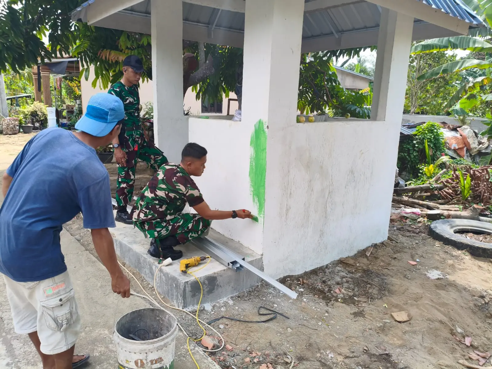 Satgas TMMD ke-129 Kodim 0418/Palembang Rampungkan Pengecatan Pos Kamling di Talang Jambe, 50 Personel Dikerahkan