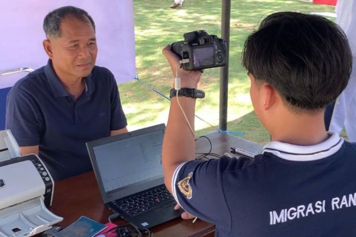 Imigrasi Ranai Buka Layanan Paspor di Pantai Piwang Saat Hari Libur, 4 Warga Natuna Manfaatkan Pasporia