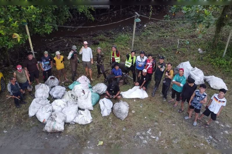 Turis Norwegia Ikut Gotong Royong Bersihkan Saluran Air di Sampit, 50 Relawan Angkat Eceng Gondok dan Temukan Ular Piton 2 Meter
