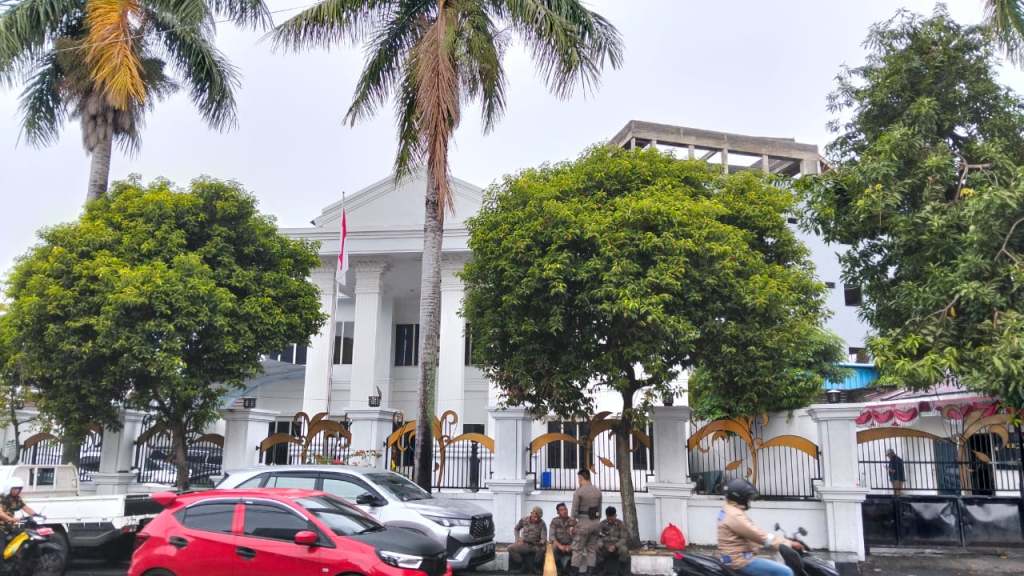 Rapat Tertutup KPK dengan Pemprov Malut di Kediaman Gubernur Ternate, Awak Media Dilarang Masuk