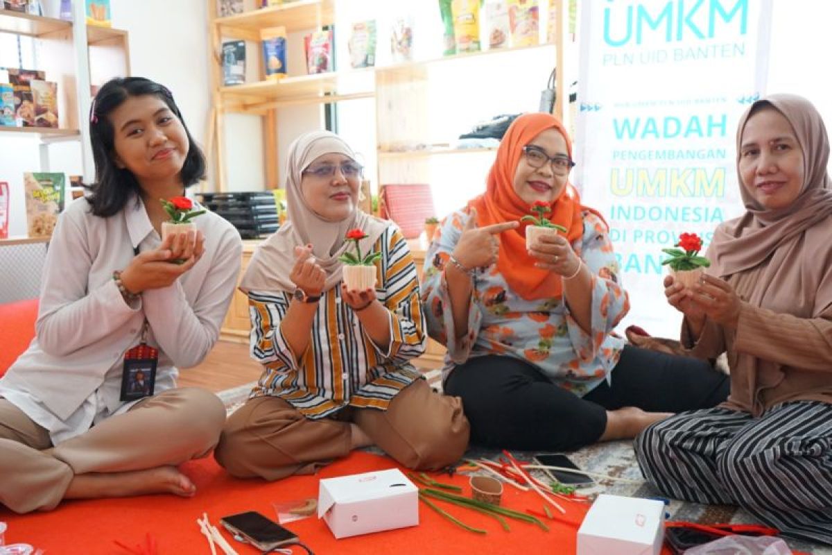 PLN Banten Dorong Kreativitas Anak Muda Lewat Pelatihan Bersihkan Pot Bunga Bernilai Jual Tinggi