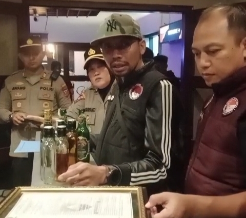 Razia Karaoke di Sumedang: Polisi Sita Puluhan Botol Miras, Satu Orang Diamankan untuk Tes Urine