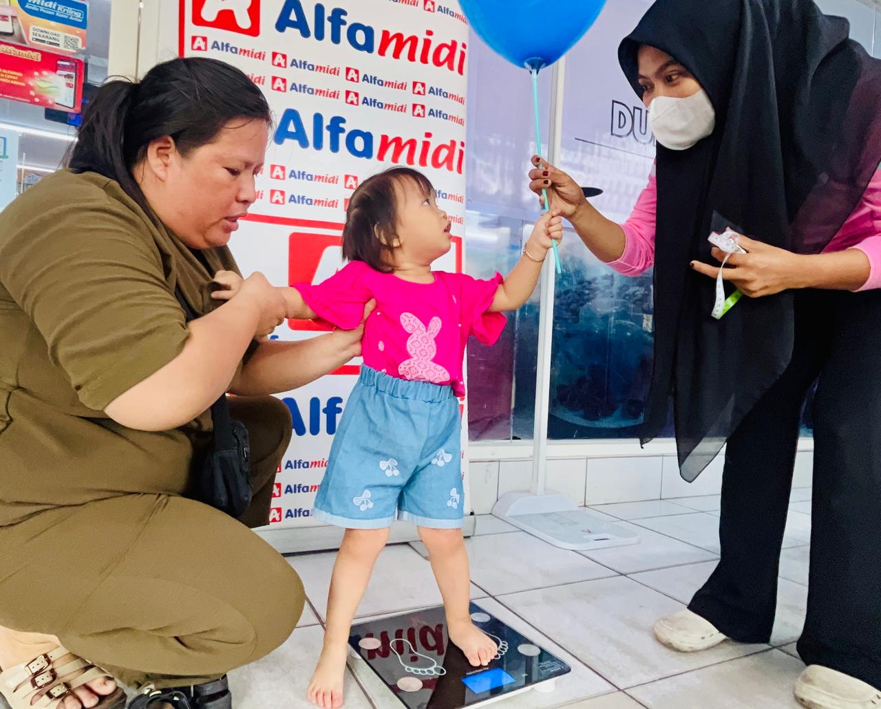 Alfamidi Palu Gandeng Puskesmas Mabelopura Edukasi Gizi dan Bagikan Makanan Tambahan ke 152 Warga Cegah Stunting
