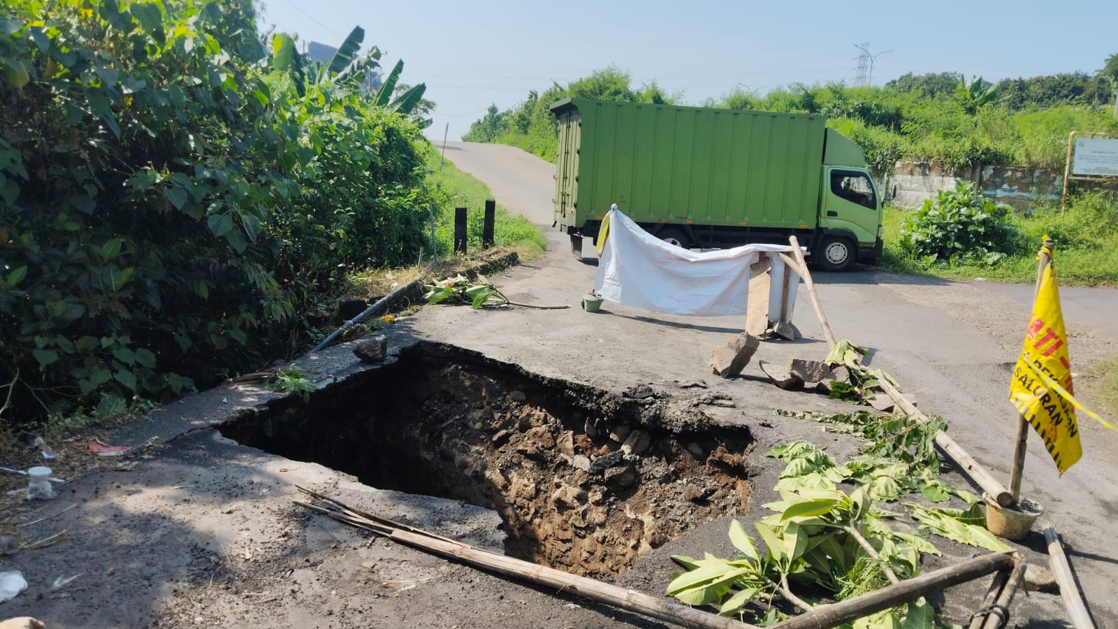Jalan Ambles di Ngaliyan Semarang Telan Pemotor, Warga Tutup Total Akses Penghubung Ngaliyan-Klampisan