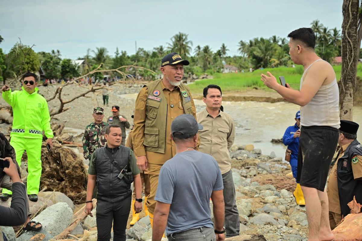 Gubernur Sumbar Mahyeldi Kerahkan Alat Berat Atasi Banjir Padang, 15 Titik Terendam dan Akses Jalan Terputus