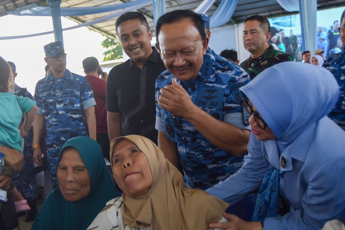 TNI AU Resmikan Bakti Sosial di Lanud Sutan Sjahrir Padang, Salurkan 2.500 Paket Sembako dan Renovasi Fasilitas Umum Rp 1,97 Miliar