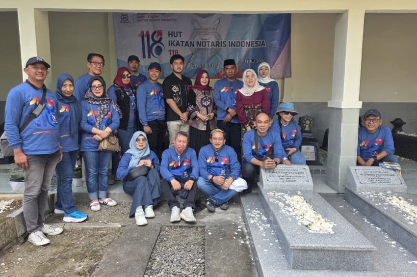Pengwil INI Jateng Gelar HUT ke-118 di Solo dan Karanganyar, Ketua Terjun Pakai Paralayang Bawa Bendera Merah Putih