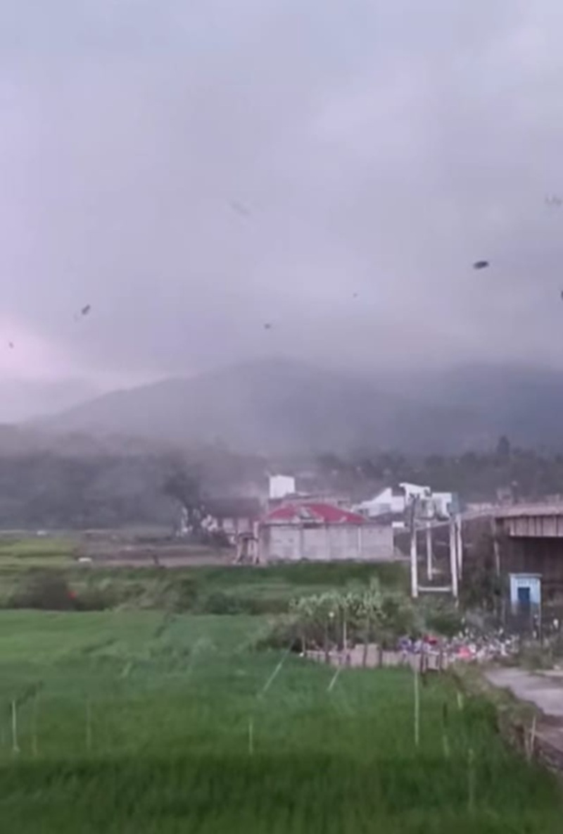 Angin Puting Beliung Terjang Dua Desa di Kerinci Saat Magrib, 30 Rumah Rusak dan Atap Warga Beterbangan