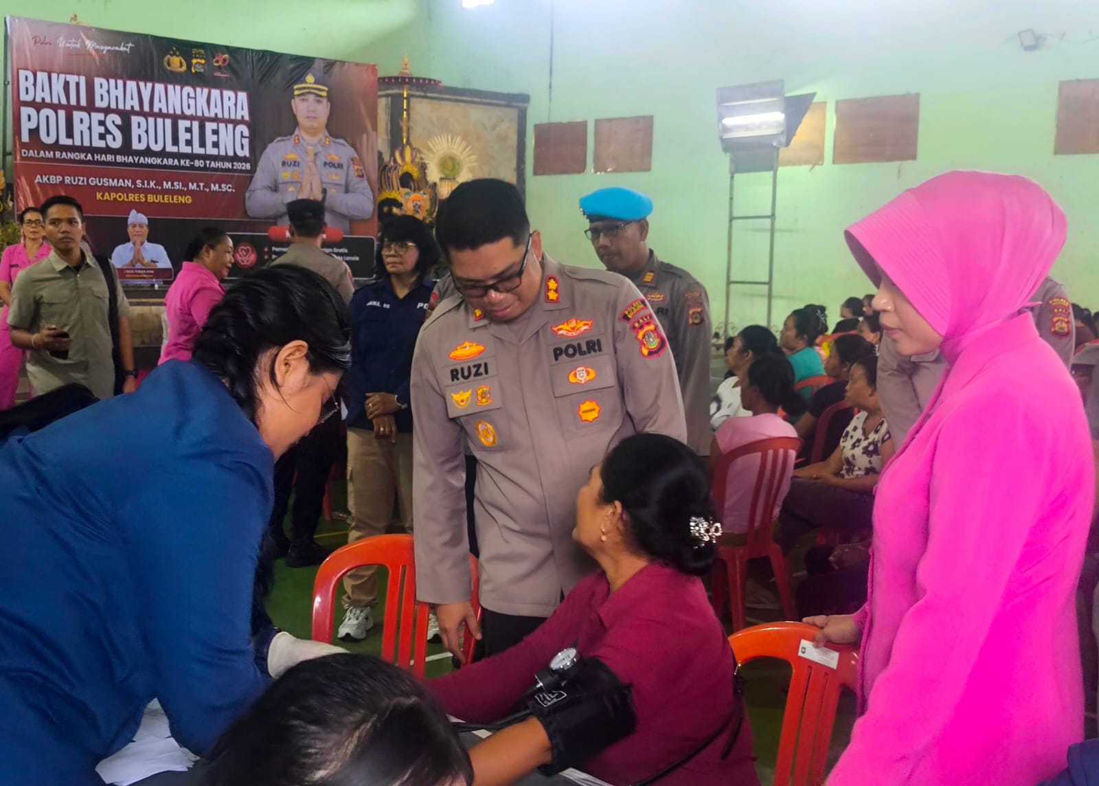 Polres Buleleng Gelar Cek Kesehatan Gratis dan Bagikan 100 Paket Sembako untuk Warga Kurang Mampu di Desa Bungkulan