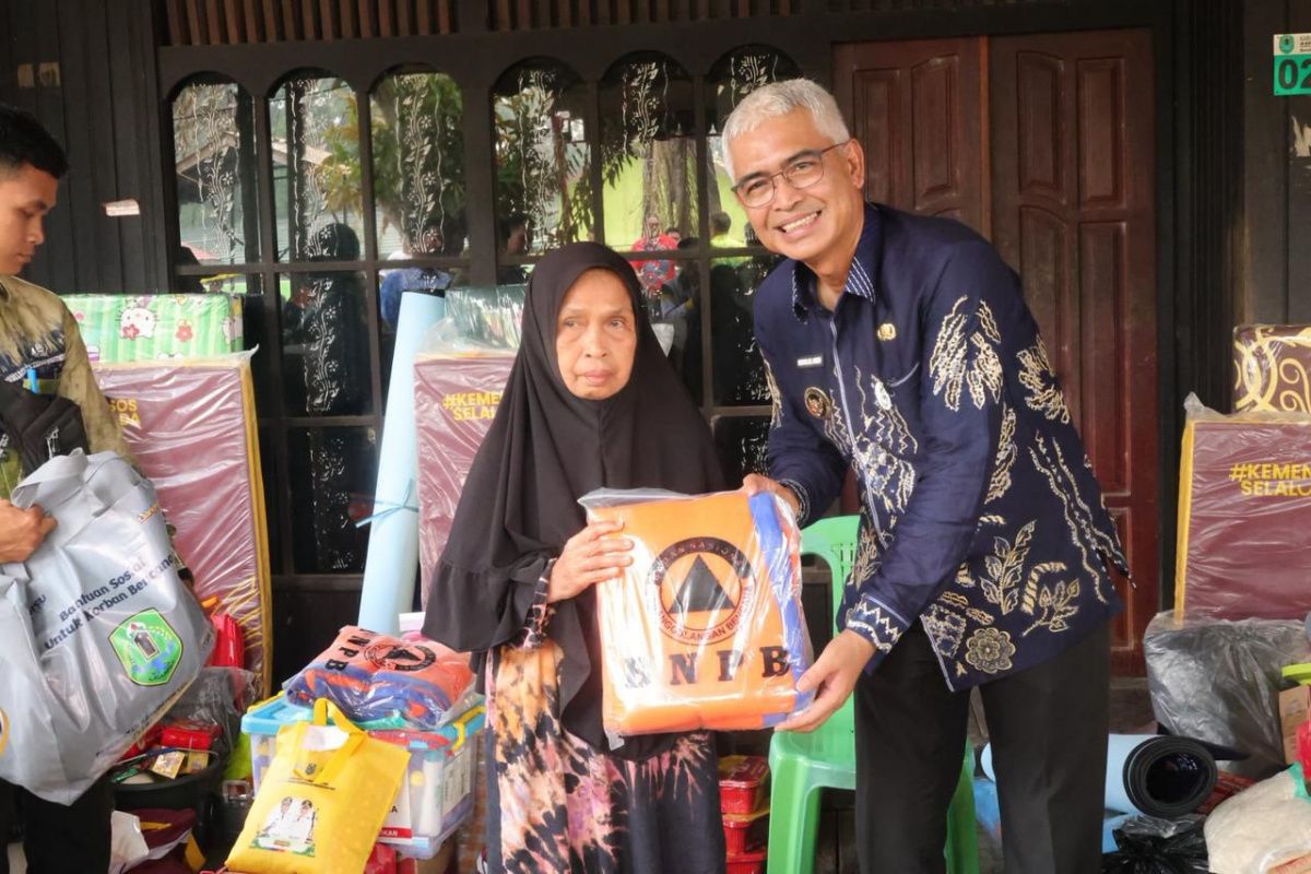 Kebakaran Hanguskan 5 Rumah Kayu di HSU, Wabup Serahkan Bantuan Sembako dan Uang Tunai ke Korban