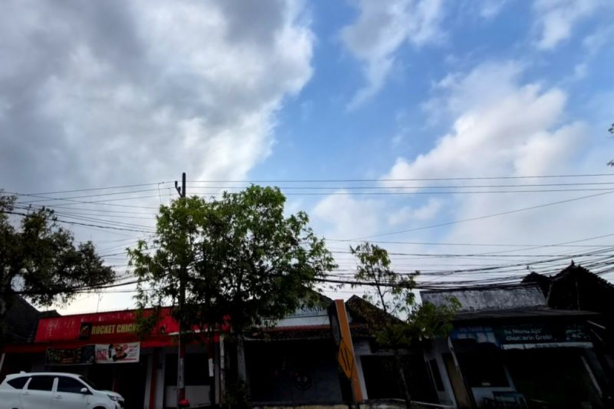BMKG Prakirakan Cuaca di Denpasar dan Sebagian Besar Wilayah Indonesia Cerah Berawan hingga Berawan Tebal