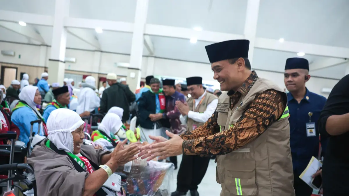 Tangis Haru dan Sujud Syukur Iringi Kedatangan Kloter 1 Embarkasi Solo di Jawa Tengah, Puluhan Keluarga Sambut di Pintu Kedatangan